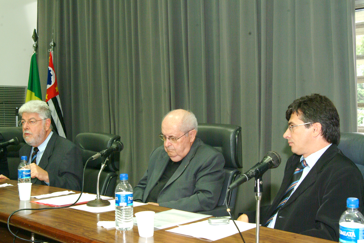 Walter Barelli, Dom Mauro Morelli e Simo Pedro<a style='float:right;color:#ccc' href='https://www3.al.sp.gov.br/repositorio/noticia/03-2008/Consea mesa07marc.jpg' target=_blank><i class='bi bi-zoom-in'></i> Clique para ver a imagem </a>